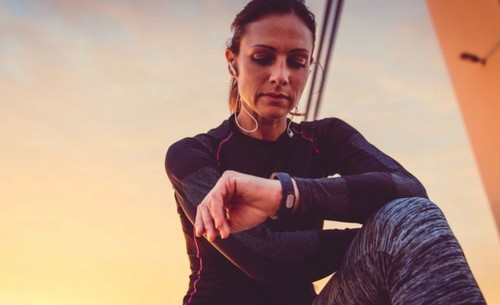 kvinde tjekker sit løbeur