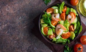 Avocado-, reje-, og tomatsalat