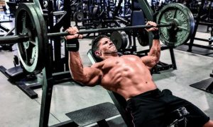 Bænkpres med hældning