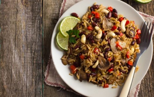 Bønne og ris salat på et bord