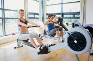 Brug af romaskine i fitnesscentret.