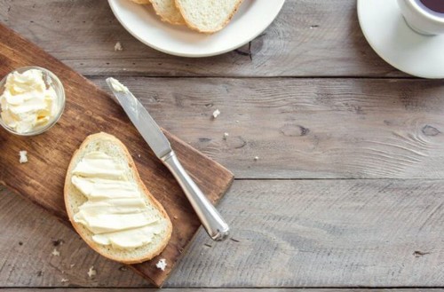 brød med smør på