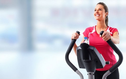 kvinde på crosstrainer