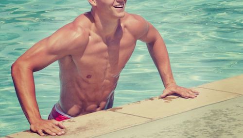 Muskuløs person der viser at blandt fordele ved svømning er muskeludvikling