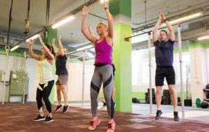 Fitnesshold der træner hele kroppen