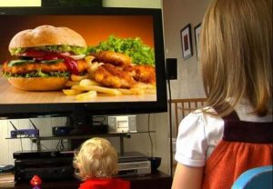 Bør vi kontrollere reklame for junkfood?