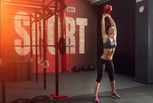 kvinde træner med kettlebell