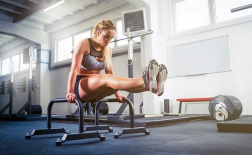 kvinde træner sine mavemuskler