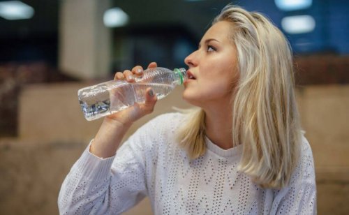 Vand giver en tonet mave