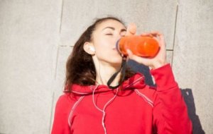 Isotoniske sportsdrikke: Fordele og ulemper