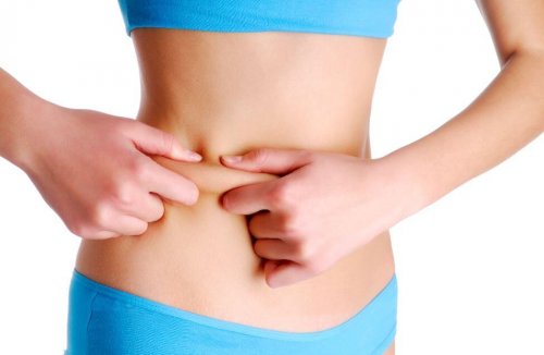 Kvinde trækker hud sammen