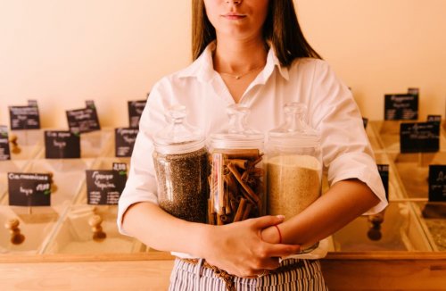 Kvinde med krukker af kanel