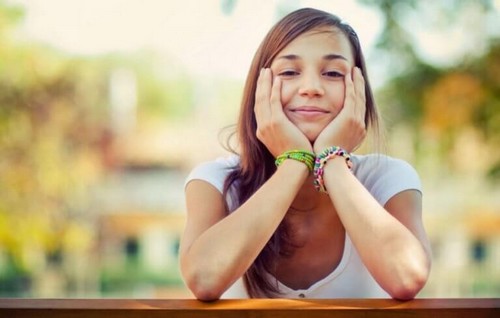 Kvinde er glad og smiler