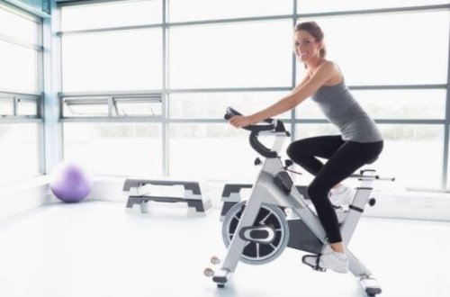 Træn forskellige muskler på en motionscykel
