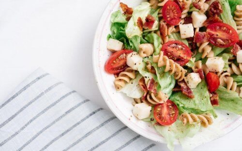 Der findes mange forskellige udgaver af pastasalat