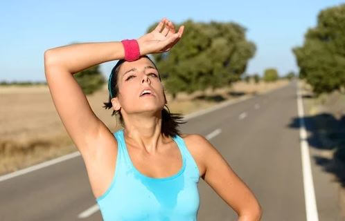 Kvinde er ved at blive dehydreret