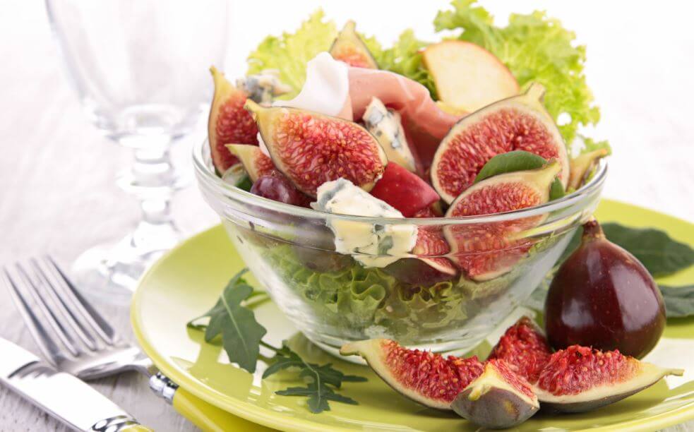 salatopskrifter med figner og serrano skinke