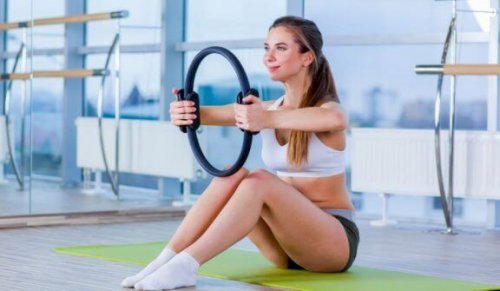 Hvordan du bruger en magisk Pilates cirkel