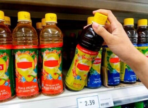 forskellige læskedrikke i supermarkedet