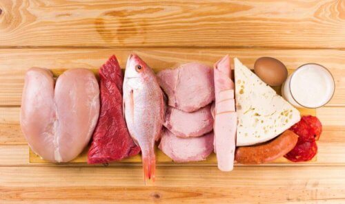 forskellige typer af kød på et skærebræt