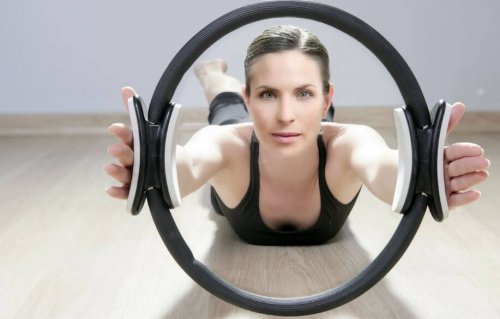kvinde der bruger en magisk pilates cirkel