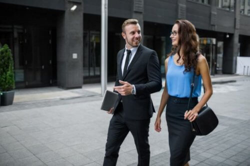 mand og kvinde i arbejdstøj der går