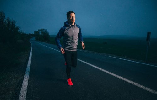 Mand løber en tur sent om aftenen 