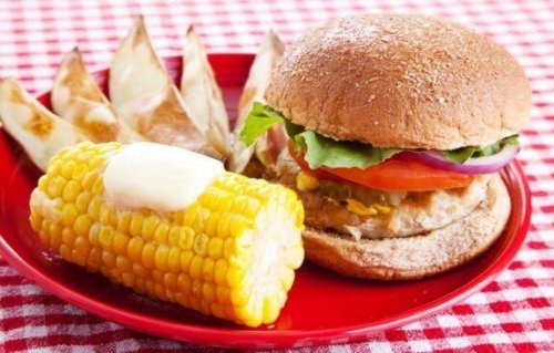 burger og majskoble på tallerken