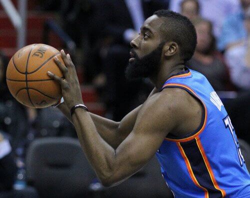 James Harden er ved at skyde bolden