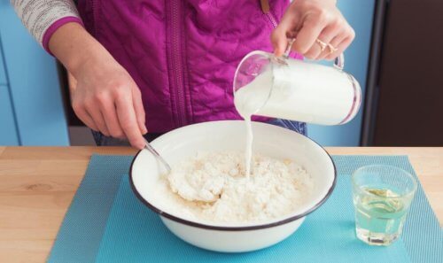 kefir der hældes op i en skål