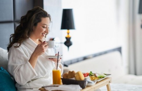 kvinde der får morgenmad på sengen