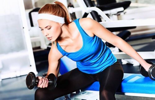 kvinde der træner med håndvægte