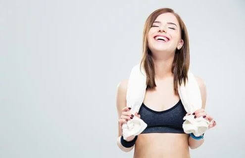 kvinde med håndklæde om skuldrene