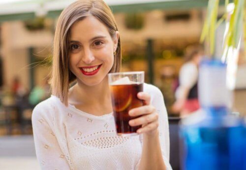 Kvinde drikker en sodavand