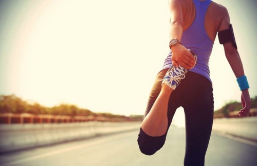 Kvinde strækker ben ud