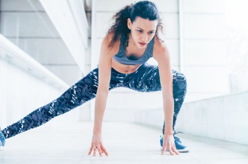 kvinder der strækker ud til et fitnesshold