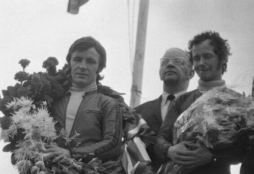 mænd der har fået uddelt blomster