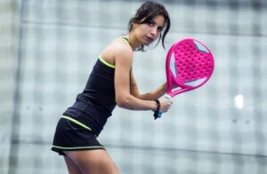 Sådan holder du på en padelketcher