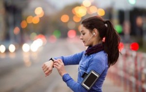 kvinde tjekker sit pulsur