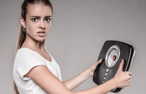 kvinde der holder en badevægt