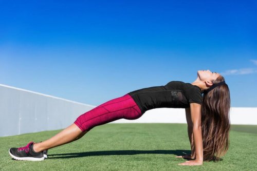 kvinde laver omvendt planke