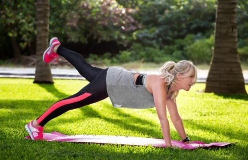 Kvinde laver træningsøvelser udenfor