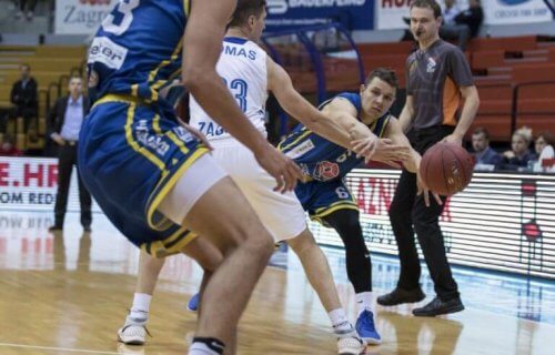 Den laterale og centrale spiller blokerer alle passerer, der kan bryde pressestrategien.