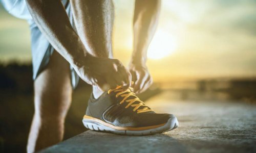 mand der binder sine træningssko