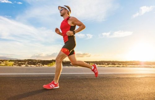 mand der løber på asfalt