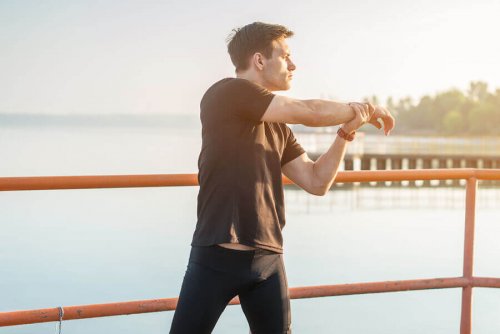 mand der strækker sin arm ud