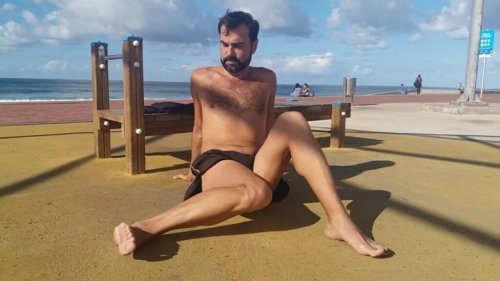 mand der strækker ud udenfor