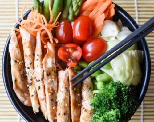 skål med salat og kylling