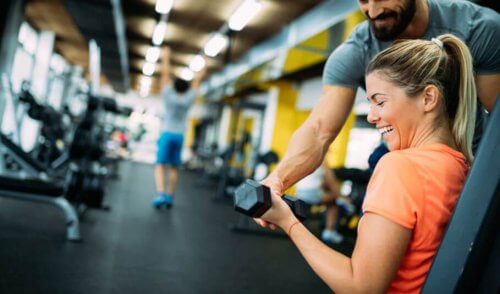 Kvinde får tonede arme med vægte
