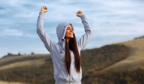 Glad kvinde i naturen